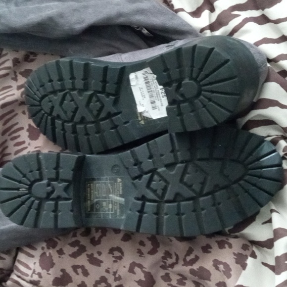 SOFT SUEDE GREY KNEE HIGH BOOTS SIZE 8 ONLY TRIED ON NWT - Picture 2 of 6